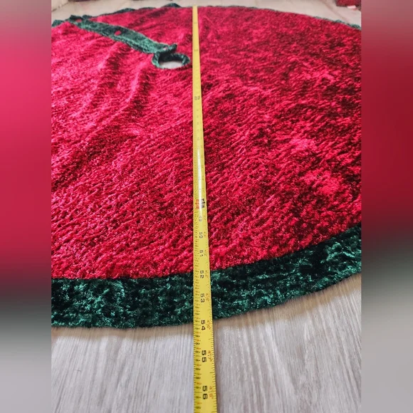 Christmas Tree Skirt Circle Crushed Red Velvet Green Trim Button Detail 54" - Picture 3 of 8